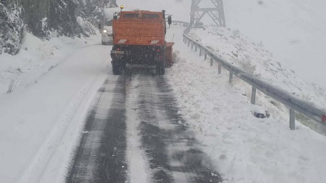 Ninsoare pe mai multe șosele din România. Utilajele de deszăpezire  au fost scoase pe traseu