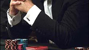 Un smoching al lui James Bond, scos la licitaţie