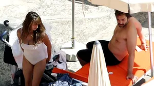 Cum arată Penelope Cruz în costum de baie, la câteva luni după ce a născut - FOTO