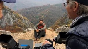 Echipa Netflix, agresată de tăietorii de lemne din Valea Cernei. Jurnaliştii, ”sechestraţi” în pădure la filmarea unui documentar despre mafia lemnului