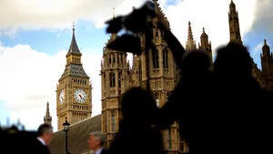 Parlamentul britanic, ascuns în beznă de teama protestatarilor ecologişti