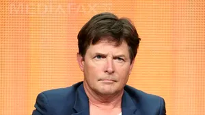 Michael J. Fox descoperă umorul din provocarea de a trăi cu Parkinson, într-un serial tv