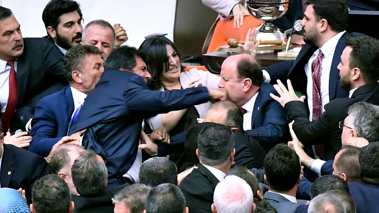 Mai mulţi parlamentari turci s-au luat la bătaie în plen, provocând haos în Parlament