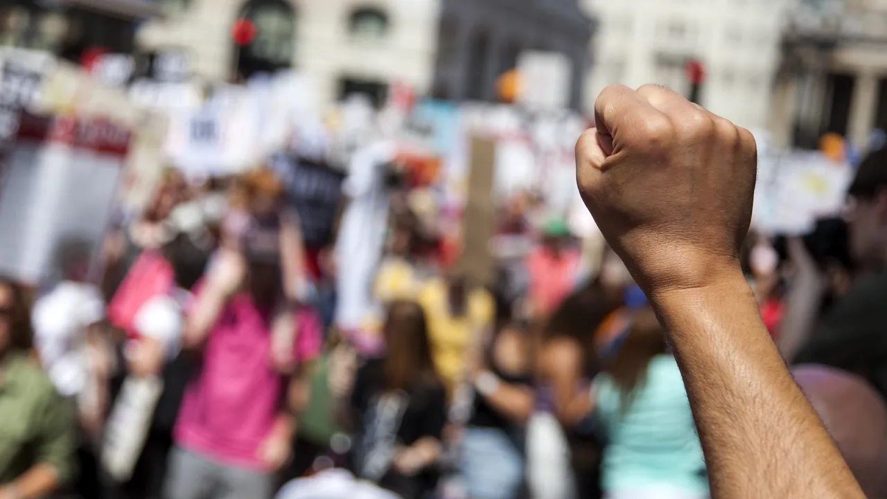 Protest în Baia de Aramă, judeţul Mehedinţi, unde o fetiţă a fost luată cu mascaţii pentru adopţie | VIDEO