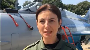 Ce dorinţă are prima femeie pilot pe avion supersonic din România. Povestea de viaţă a Simonei Maierean, reprezentanta sexului frumos care a scris istorie în aviaţia de la noi
