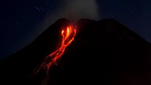 VIDEO Imagini spectaculoase în Indonezia. Un râu de lavă s-a format după erupţia vulcanului Merapi