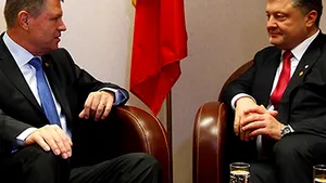 Întâlnirea dintre Iohannis şi Poroşenko a fost ”foarte caldă”. Preşedintele Ucrainei l-a salutat pe Iohannis în română şi i-a mulţumit pentru susţinere: 