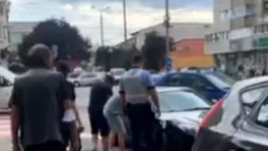 VIDEO. Scene violente în oraşul Buzău: Infractori imobilizaţi în mijlocul străzii de mai mulţi poliţişti în civil 