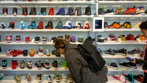 Probleme şi în industria de încălţăminte. Cel mai mare producător din lume se confruntă cu o lipsă acută de forţă de muncă