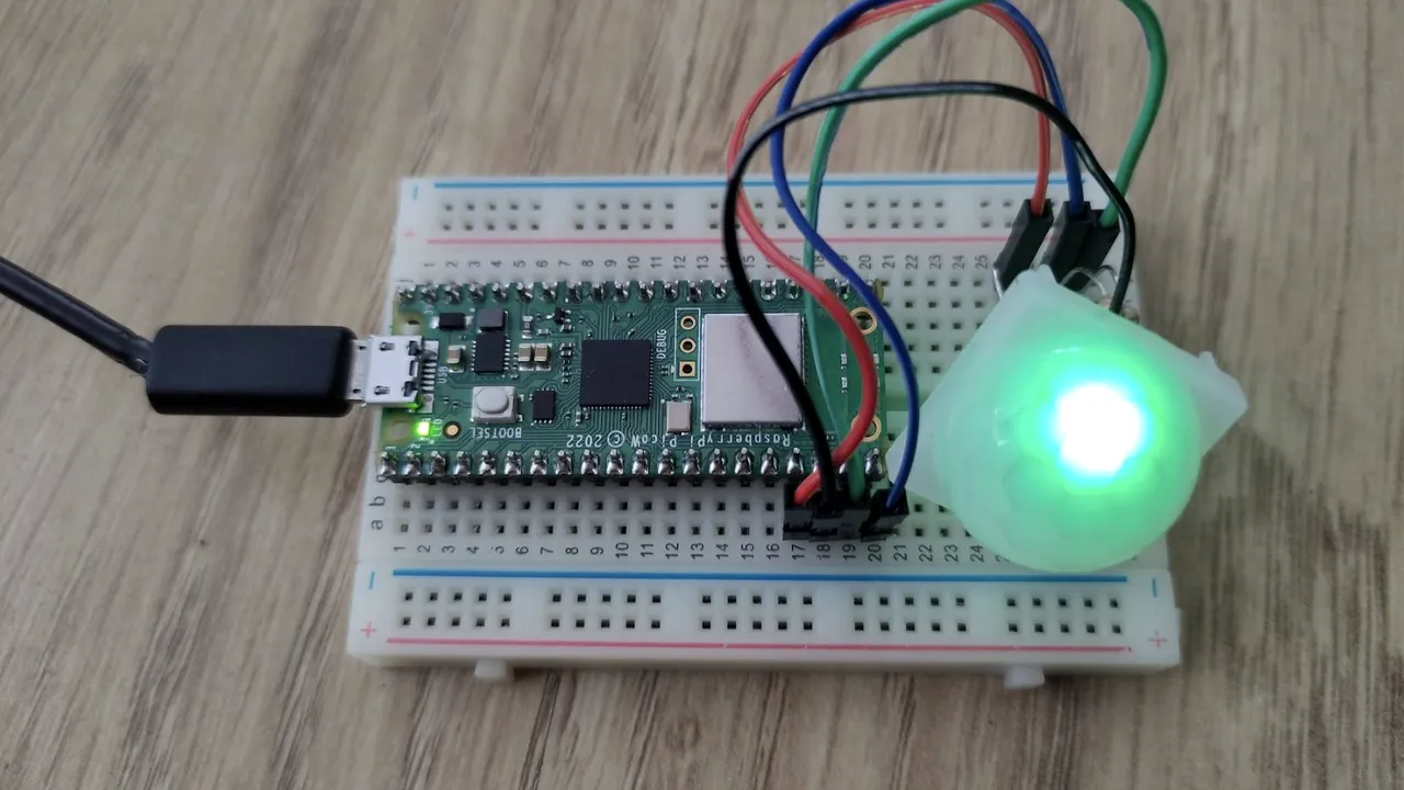 Raspberry Pi, micul computer ieftin care a revoluţionat predarea codării, a împlinit 10 ani