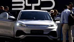 Vânzările mașinilor chineze în UE a explodat în ciuda tarifelor. Tesla, depășită de BYD