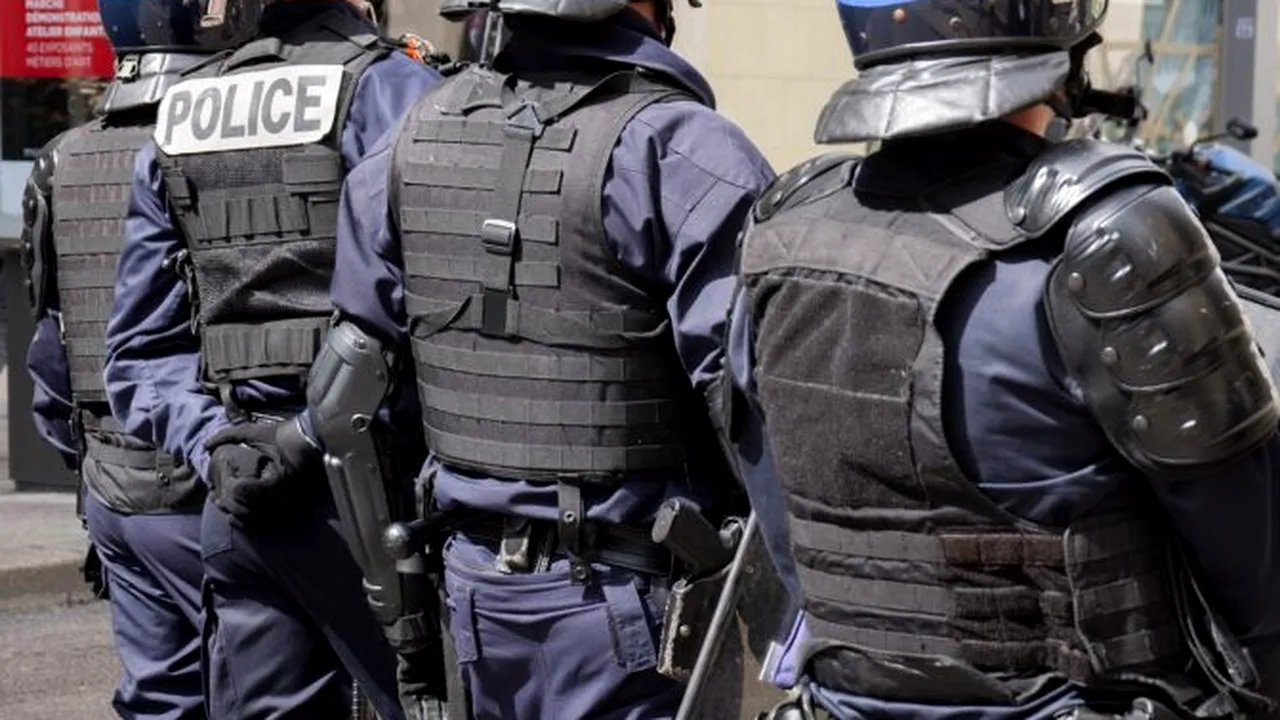 Aproximativ 50 de persoane cu glugă au patrulat și au făcut salut nazist pe un bulevard din Paris