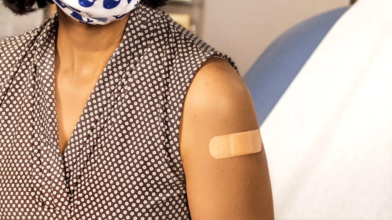 O femeie a furat vaccinul bătrânei pe care o îngrijea. Unde s-a petrecut schimbul de identităţi