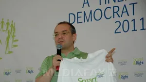 Boc şi Lăzăroiu, îmbrăcaţi în verde la Şcoala de vară a Tineretului PDL. Ce slogan au tinerii politicieni