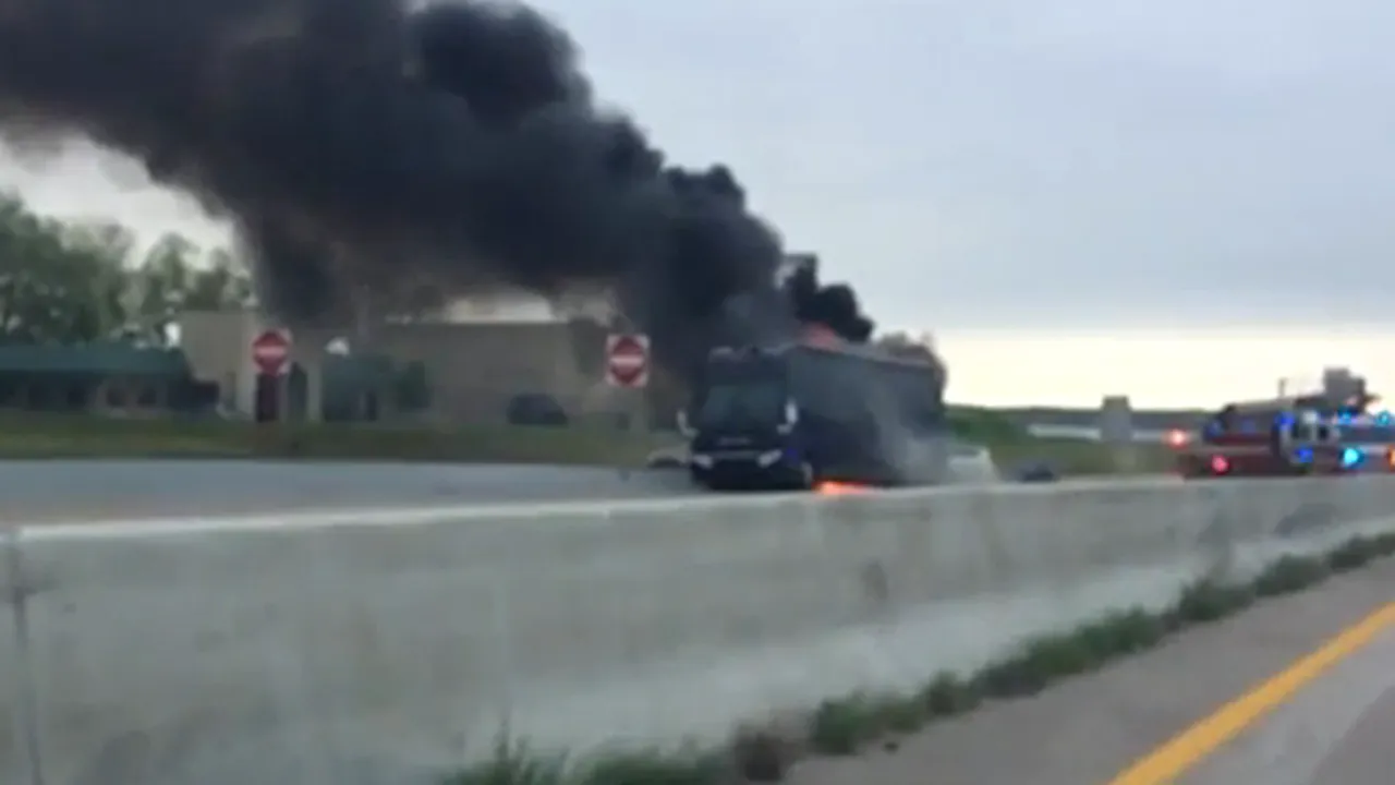 Autocarul grupului american Lady Antebellum a fost cuprins de flăcări pe o autostradă din Texas - VIDEO