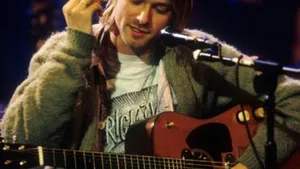 Ascultă SMART RADIO. Cardiganul verde al lui Kurt Cobain, scos la licitaţie, nu a fost spălat