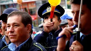 Zeci de poliţişti protestează la sediul MAI, nemulţumiţi de reducerea normei de hrană