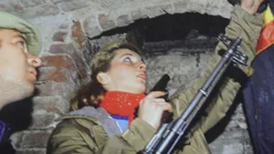 Revoluţionara Mihaela Rădulescu: Imagini inedite cu vedeta participând la evenimentele din decembrie '89 - FOTO