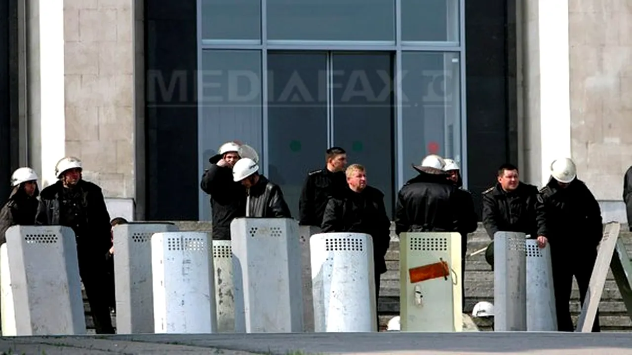 Scut de apărare la Parlamentul din Chişinău. Peste 1.000 de veterani ai războaielor din Transnistria şi Afganistan, mobilizaţi în caz de tulburări