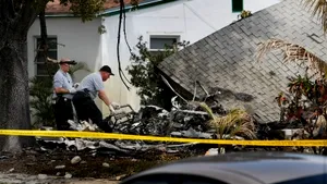 Florida: Un avion de mici dimensiuni s-a prăbuşit peste o casă - VIDEO