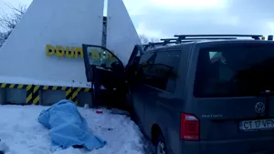 Şase persoane au fost rănite după ce microbuzul în care se aflau a intrat într-un bloc de beton