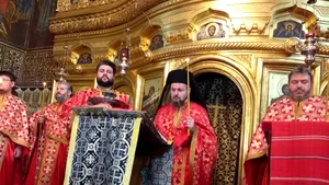 Noua regulă din biserică: Linguriţa de împărtăşanie trebuie dezinfectată după fiecare credincios