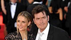 Charlie Sheen divorţează pentru a treia oară
