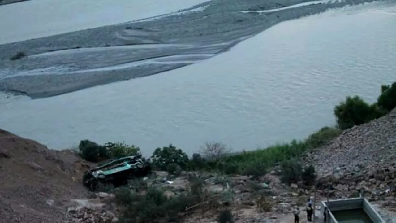 TRAGEDIE în Peru: Cel puţin 44 de persoane au murit, iar alte zeci au fost rănite după ce un autocar a căzut într-o prăpastie | VIDEO