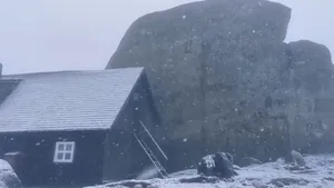 METEO. Vin ninsorile la munte. Strat de zăpadă de 3 centimetri în România în munţii cei mai vizitaţi de turişti 