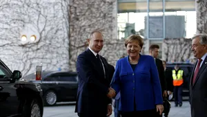 Anunţul Kremlinului: Putin a discutat cu Merkel despre o posibilă „producţie comună de vaccinuri” împotriva coronavirusului