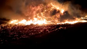 Alertă în Oradea din cauza fumului de la incendiul de la groapa de gunoi