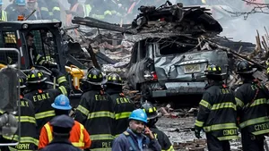 Cel puţin patru morţi şi 63 de răniţi în urma prăbuşirii a două clădiri la New York