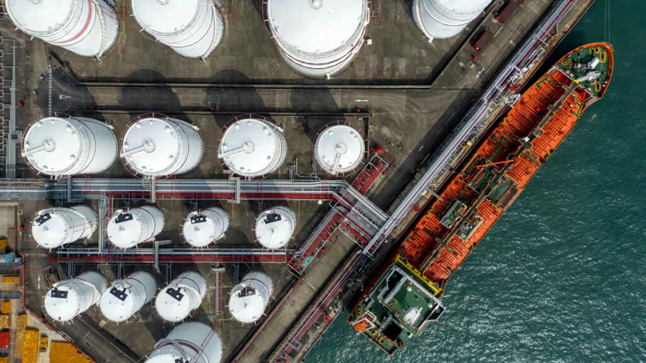 OPEC+ anunță o majorare simbolică a producției de petrol pe fondul conflictului din Orientul Mijlociu