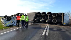Trafic blocat pe DN 7 între Piteşti şi Râmnicu-Vâlcea, după ce un TIR încărcat cu azot a derapat