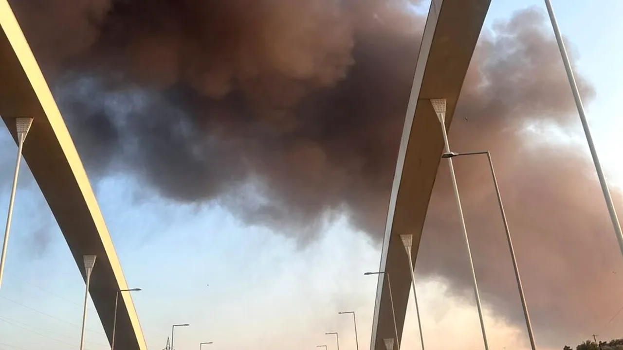 Alertă extremă în Lumina: Incendiu major, degajări mari de fum și gaze. Oamenii sunt avertizați să evite zona