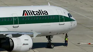 Peste 100 de zboruri ale companiei Alitalia, anulate pe aeroporturile din Milano şi Roma