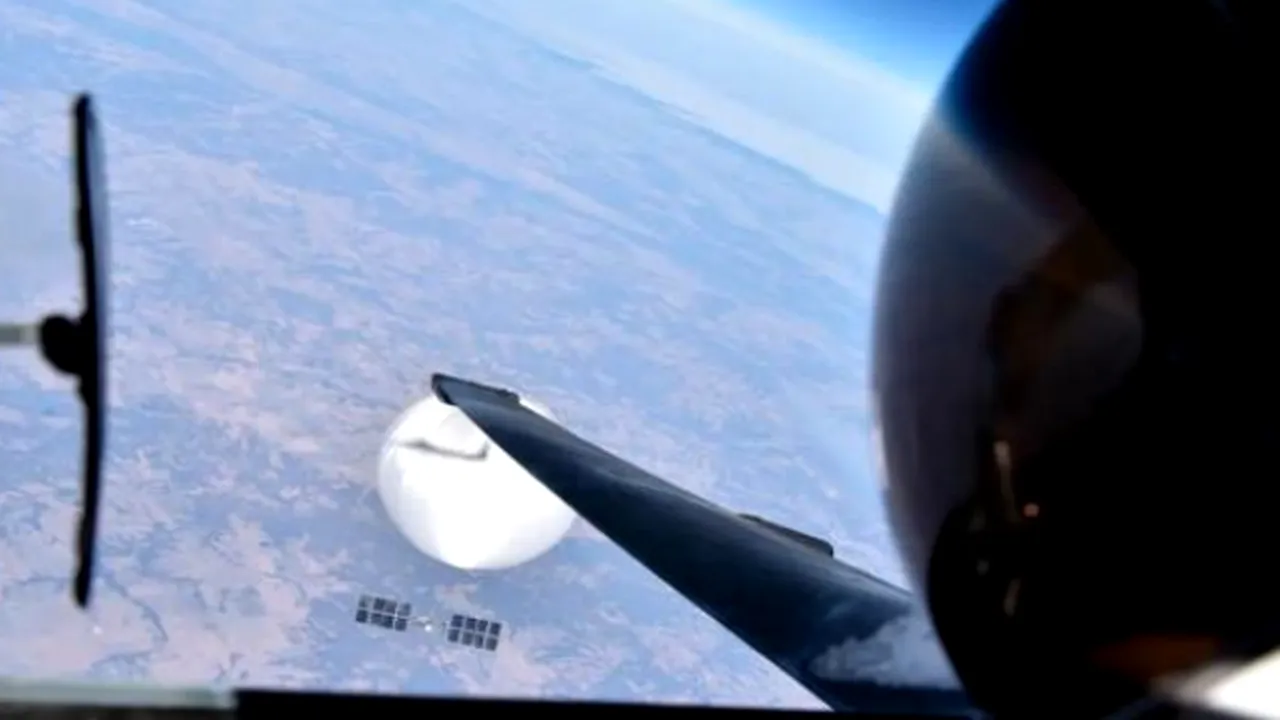 Selfie-ul pilotului: balonul de spionaj chinezesc văzut din avioanele americane

