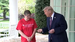 Trump oferă 100 de dolari bacșiș unui livrator DoorDash la Casa Albă