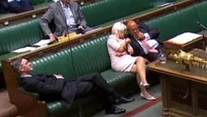 „Ţara arde şi parlamentarul se relaxează”. Cum a ales un politician britanic să se comporte în timpul dezbaterii aprinse pe tema Brexit | FOTO, VIDEO