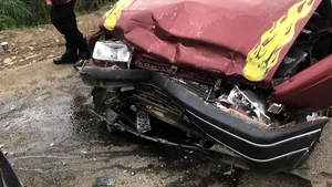 Şase persoane, între care un copil, au fost rănite în urma coliziunii dintre două maşini 