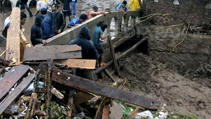 Cel puţin 21 de morţi în Mexic, prins între o furtună tropicală şi un uragan - FOTO