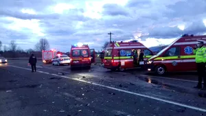 Accident grav în Sibiu: Coliziune între un microbuz şi o maşină. UPDATE: Un mort şi şase răniţi