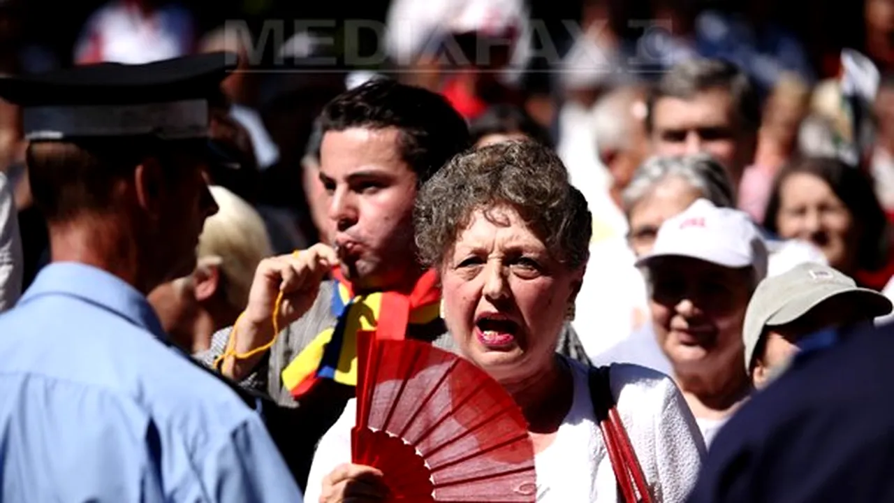 NUNTA ELENEI BĂSESCU: Protestatari şi la biserica Sf. Spiridon, unde a fost oficiată căsătoria religioasă a Elenei Băsescu