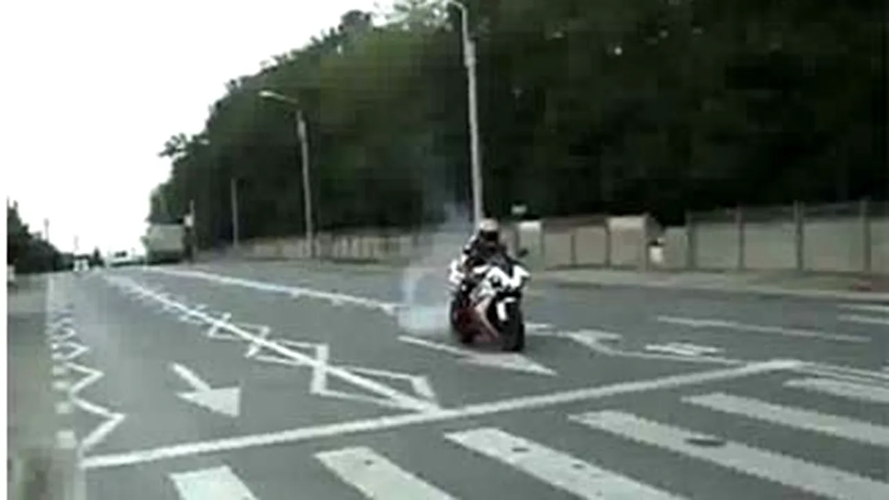 Un motociclist s-a filmat mergând cu aproape 300 km/h - VIDEO
