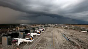 VIDEO | Vremea dă peste cap traficul feroviar, aerian şi rutier, la Frankfurt: Gara centrală a fost închisă, iar vântul puternic ţine avioanele la sol