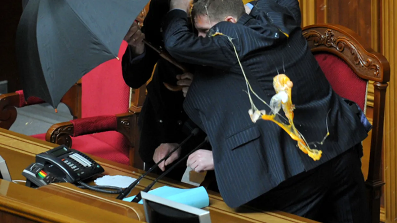 Bătaie în Parlamentul din Kiev - VIDEO, GALERIE FOTO