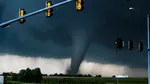Tornadele amenință sudul SUA după furtuni violente, vânturi puternice și incendii devastatoare