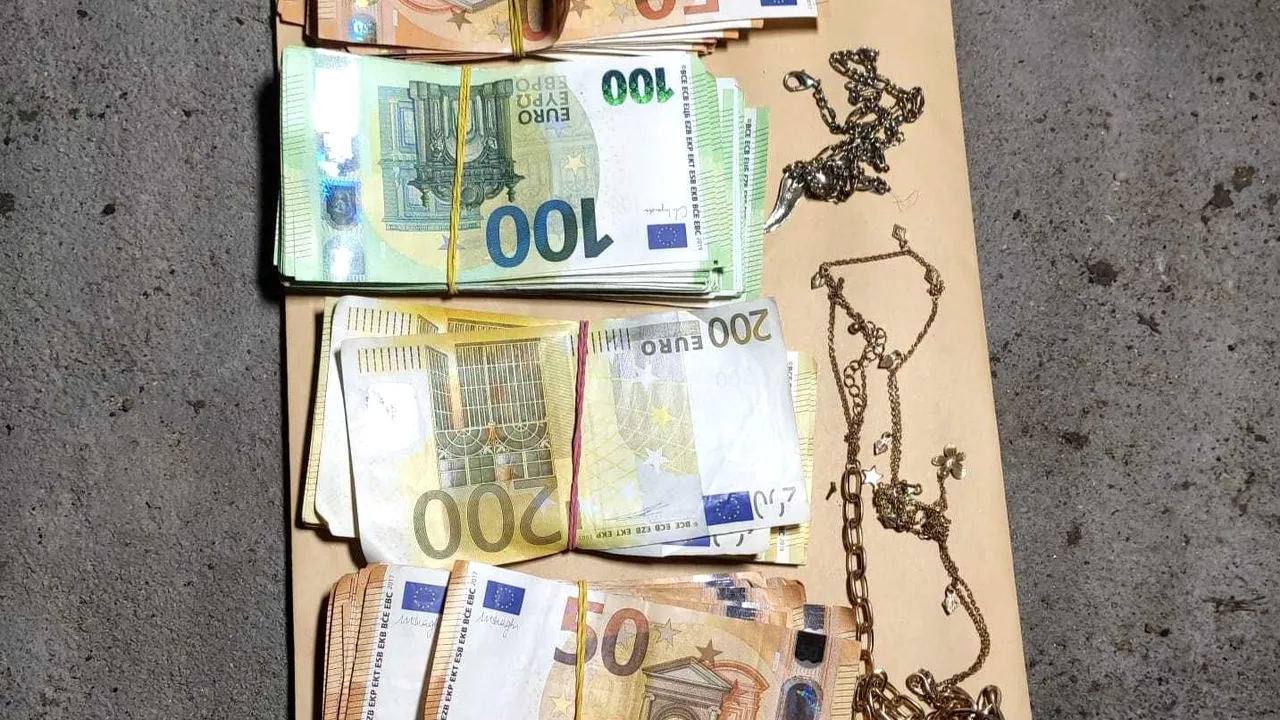 O femeie a fost reţinută pentru că i-a furat peste 23.000 de euro unui bătrân de 76 de ani