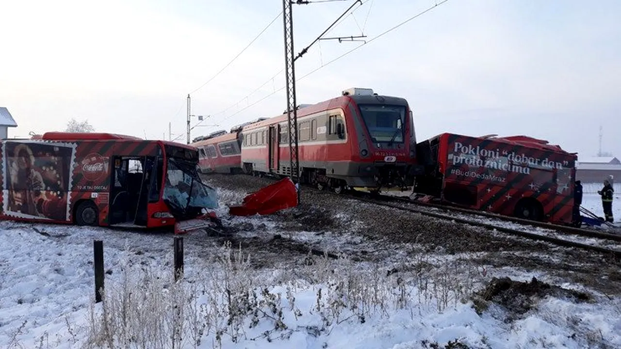 Cel puţin cinci morţi, inclusiv un minor, după ce un tren a intrat în coliziune cu un autocar în Serbia