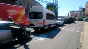 Plan Roșu de intervenție la Mediaș după un accident între un autobuz și mai multe mașini